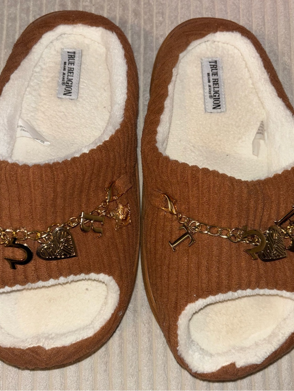 True Religion Chestnut Ribbed Slide Slippers with Gold Charm Chain